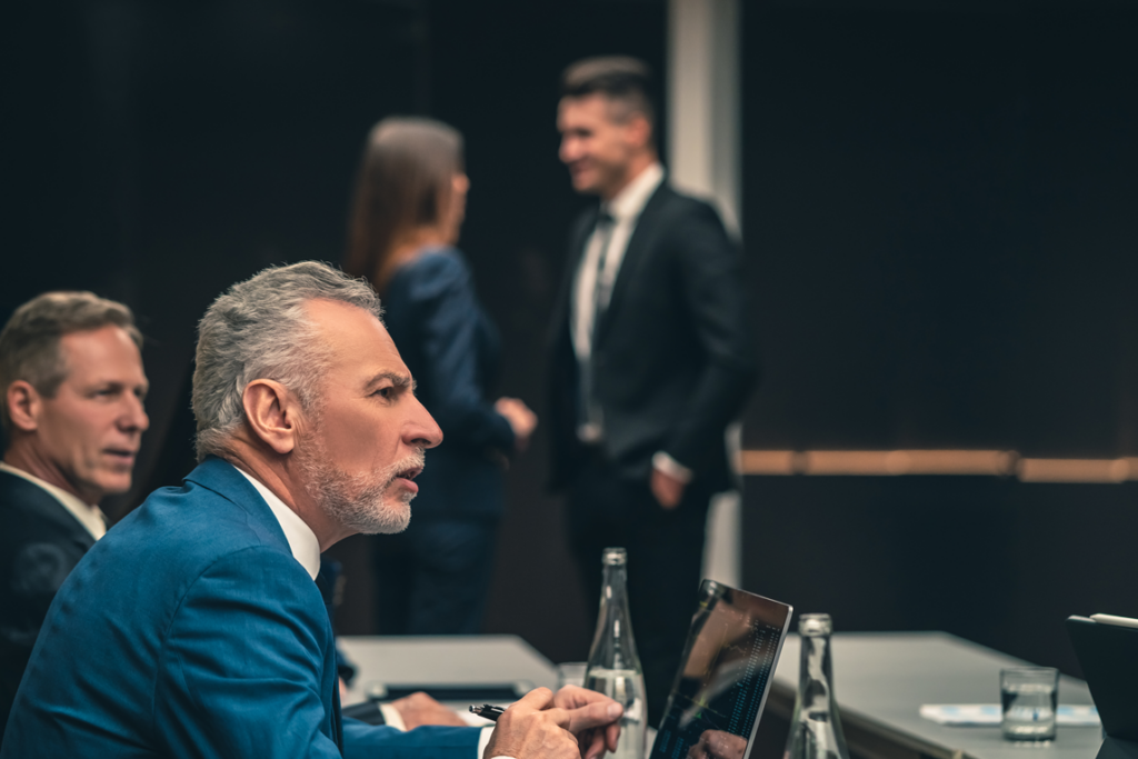 empresario formando a los trabajadores de la empresa