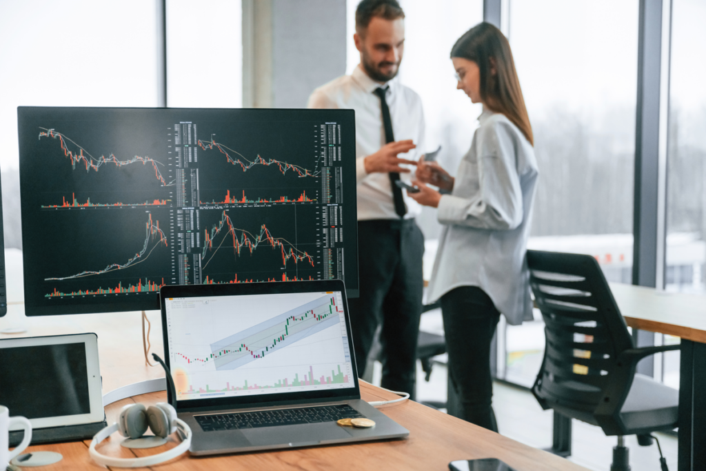 hombre y mujer analizando los datos de la empresa