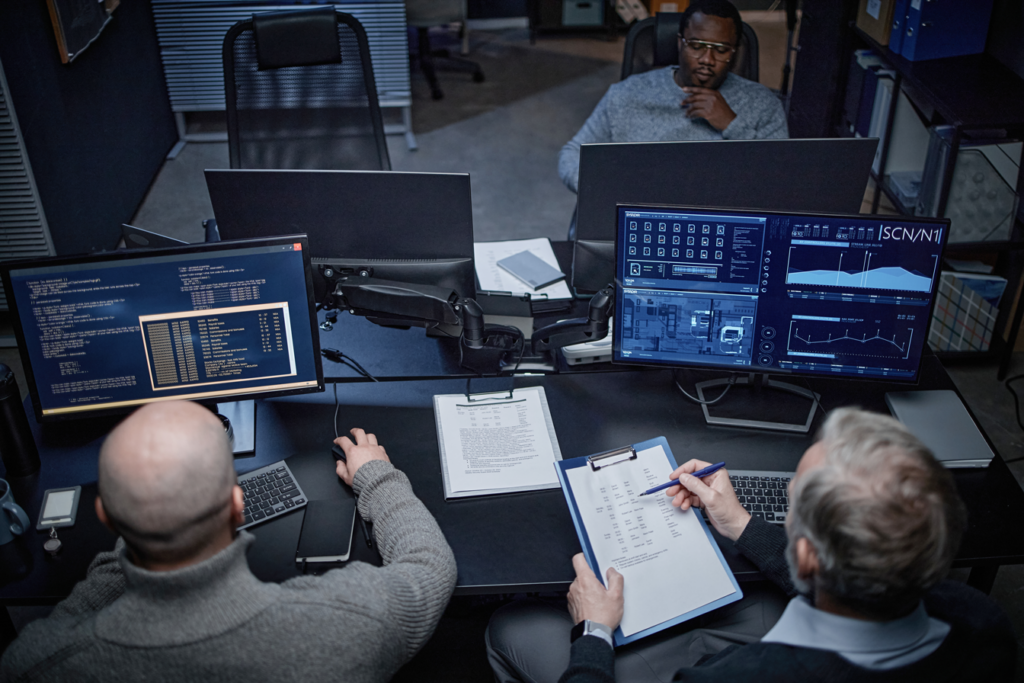 trabajadores de oficina sentados analizando datos
