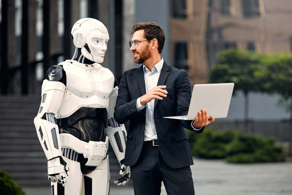 empresario con portátil hablando con un robot