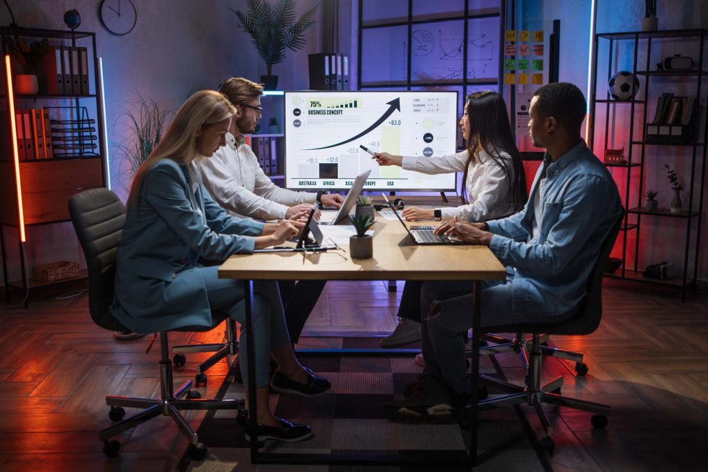 grupo de empresarios analizando métricas inteligencia artificial
