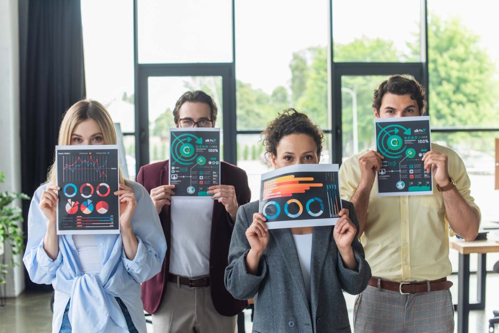 personas sosteniendo cartel estadísticas inteligencia artificial