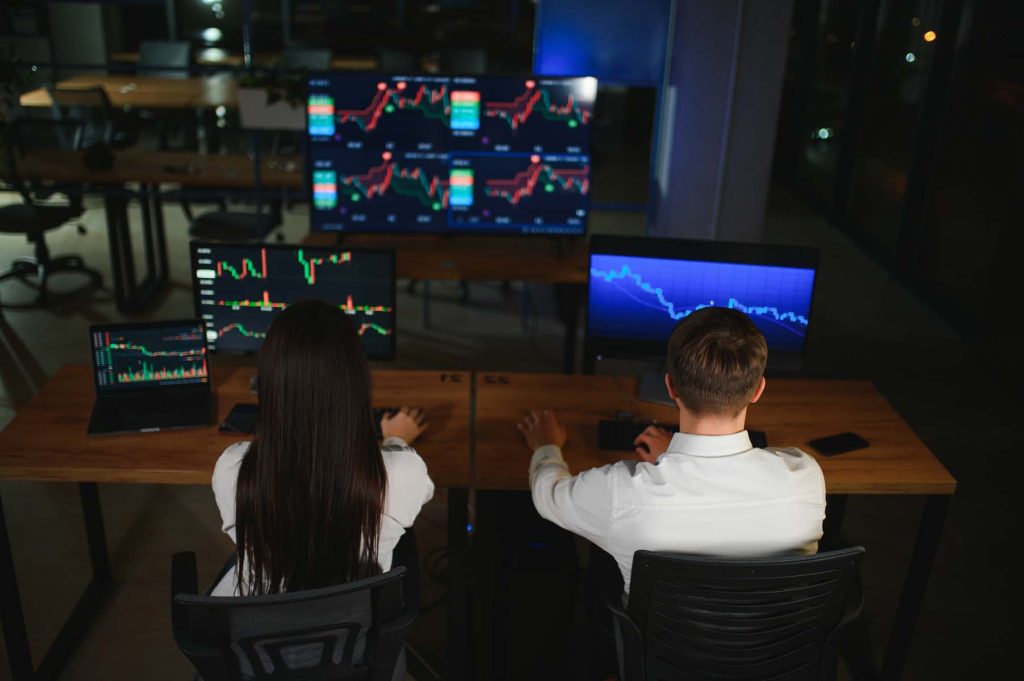 pareja investigando mercado inversión empresarios