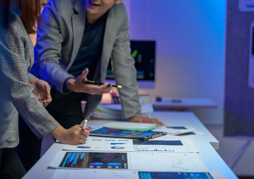 empresarios profesionales revisando estadísticas rentabilidad inteligencia artificial